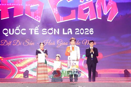 Ban tổ chức trao hoa và biểu trưng tri ân các Đại sứ Đêm hội thổ cẩm quốc tế Sơn La năm 2026.