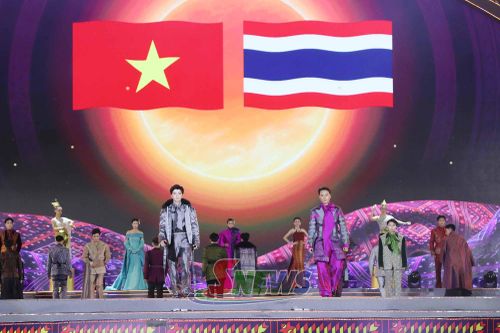 Trình diễn trang phục Thái Lan.
