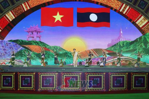 Phần trình diễn mang sắc màu nước Lào.