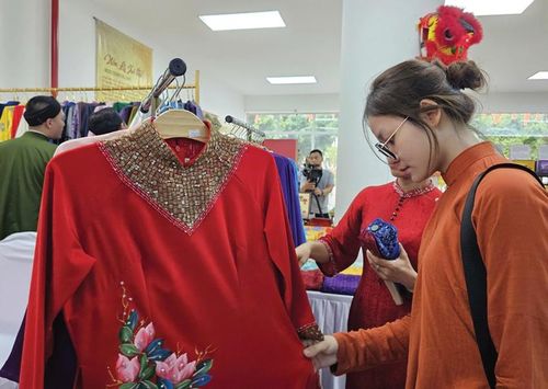 Du khách tham quan, trải nghiệm tìm hiểu áo dài Huế.