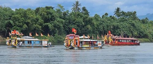 Đoàn thuyền ngược dòng Hương tham dự lễ hội điện Huệ Nam.
