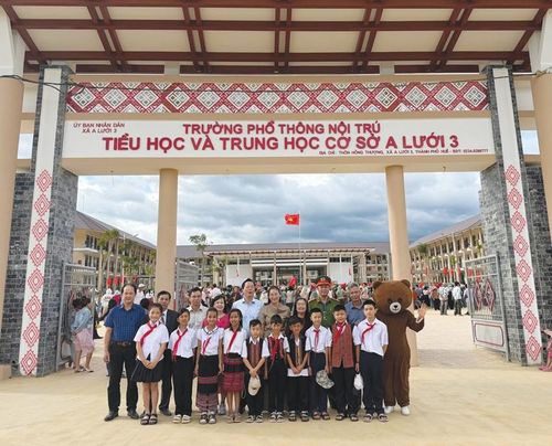  Niềm vui tựu trường của học sinh ở trường mới.