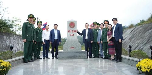 UVTW Đảng, Bí thư Thành ủy, Trưởng đoàn ĐBQH TP. Huế Nguyễn Đình Trung (trong cùng, bên phải) đến thăm mốc quốc giới 666.