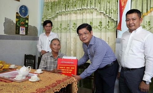 Phó Bí thư Thành ủy, Chủ tịch UBMTTQ Việt Nam thành phố Nguyễn Chí Tài tặng quà cho gia đình chính sách 