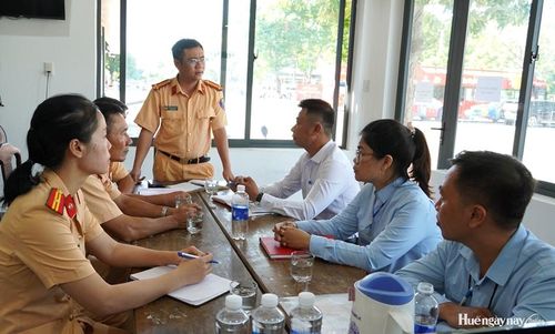 Phòng CSGT Công an thành phố làm việc với Ban Quản lý Bến thuyền Du lịch Tòa Khâm về công tác bảo đảm an toàn giao thông đường thủy dịp lễ 2/9.