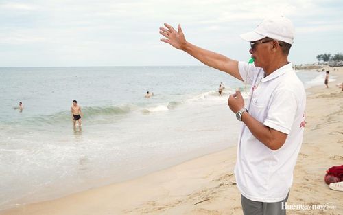 Lực lượng cứu hộ bãi tắm Thuận An tăng cường quan sát, nhắc nhở người dân và du khách bảo đảm an toàn khi tắm biển.