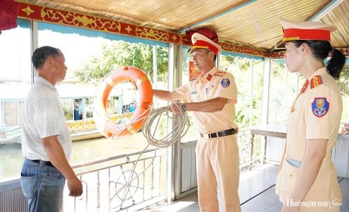 Kiểm tra phao cứu sinh, trang thiết bị an toàn trên thuyền trước giờ xuất bến.