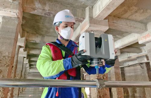 Các kỹ sư kiểm định, khảo sát cầu, bến cảng phải chịu nhiều thách thức khi thao tác dưới gầm cầu, bến.