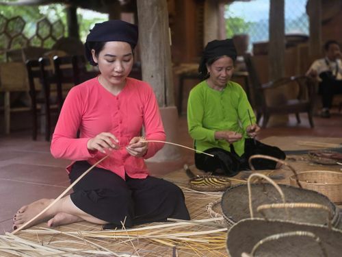 Chị Kim Mai (xã Nghĩa Đô, Lào Cai) gìn giữ nghề đan lát truyền thống, mở thêm sinh kế từ du lịch cộng đồng.