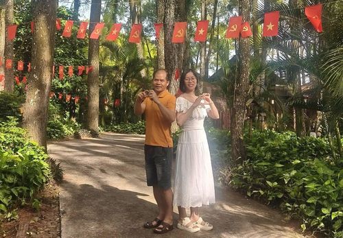 Du khách chụp ảnh lưu niệm tại các điểm du lịch.