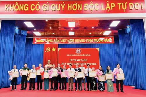 Niềm vui của các đảng viên khi đón nhận Huy hiệu Đảng↵