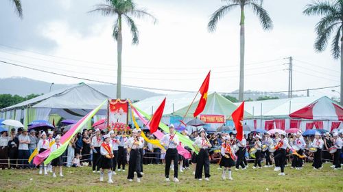 Không chỉ dành riêng cho thiếu nhi, hội thi còn trở thành ngày hội của cộng đồng. Sau quá trình sắp xếp, sáp nhập thôn, xóm, những hoạt động như thế này tạo cơ hội để người dân gặp gỡ, giao lưu, hiểu nhau hơn, từ đó xây dựng sự đồng thuận và tiếng nói chung trong cộng đồng dân cư.