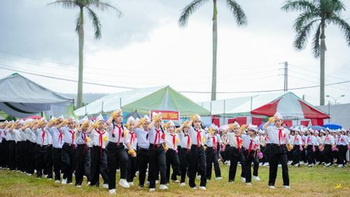 Tại nhiều địa phương, Hội thi nghi thức Đội được tổ chức sôi nổi với sự chuẩn bị chu đáo, công phu. Các em thiếu niên, nhi đồng được đoàn viên, thanh niên hướng dẫn, tập luyện kỹ lưỡng trước ngày hội. Ảnh: Xã An Châu