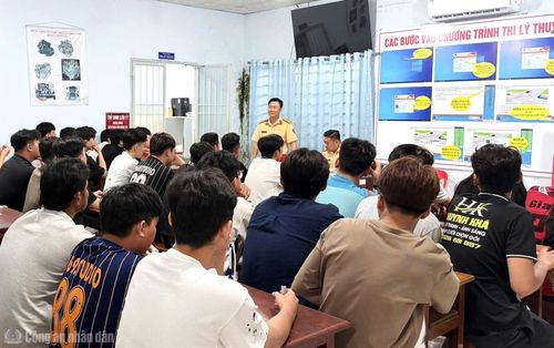 Phòng Cảnh sát giao thông Công an tỉnh Cà Mau tổ chức sát hạch cấp giấy phép lái xe trong kỳ nghỉ Quốc khánh 2/9.