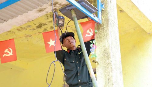 Tuổi trẻ CSCĐ số 5 bắt đèn năng lượng mặt trời.