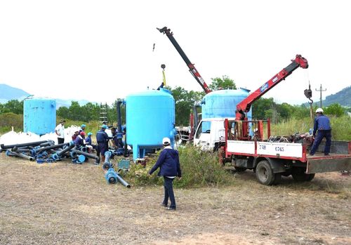 Lắp đặt trạm xử lý nước cơ động lấy nước từ hồ Thủy Yên.