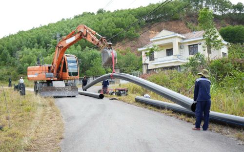 Nhiều tuyến đường ống được khẩn trương lắp đặt, đấu nối để đưa nước sạch về cho người dân.