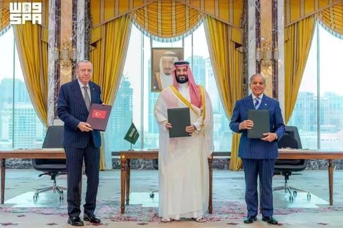 (Từ trái qua phải) Tổng thống Thổ Nhĩ Kỳ Tayyip Erdogan, Thái tử Arab Saudi Mohammed bin Salman và Thủ tướng Pakistan Shehbaz Sharif chụp ảnh chung sau khi ký kết thỏa thuận quốc phòng tại Mecca hồi đầu tháng 8. Ảnh: Saudi Press Agency/Reuters