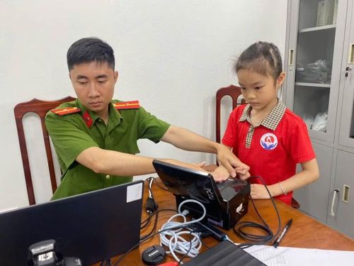 Công an cấp xã thu nhận hồ sơ cấp căn cước và tài khoản định danh điện tử, hướng dẫn người dân cài đặt VNeID.