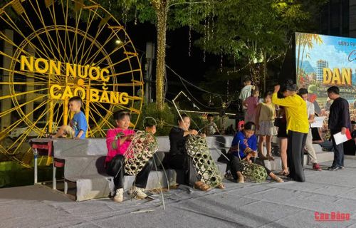 Các nghệ nhân thực hiện phần thi đan lồng gà.
