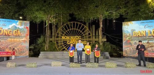 Ban Tổ chức trao giải nhất, nhì, ba cho các nghệ nhân.
