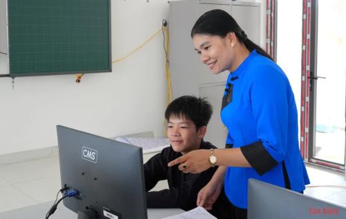 Học sinh trải nghiệm các thiết bị trong phòng học mới.