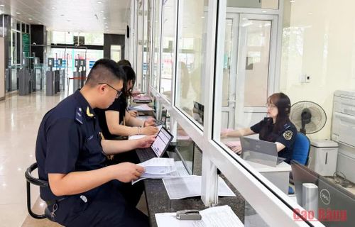 Cán bộ Đội Hải quan Cửa khẩu Quốc tế Tà Lùng hướng dẫn doanh nghiệp khai báo trên nền tảng cửa khẩu số.