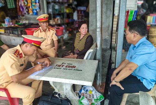 Cán bộ Trạm Cảnh sát đường thuỷ Ninh Quới kiểm tra việc chấp hành pháp luật đối với các bến thuỷ nội địa trên địa bàn quản lý.