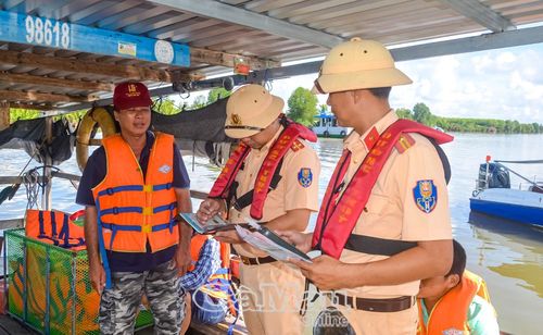 Cán bộ Trạm Cảnh sát đường thuỷ Thới Bình kiểm tra nồng độ cồn đối với người điều khiển phương tiện thuỷ.