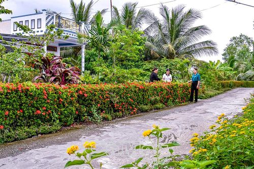MTTQ xã Phú Tân tăng cường giám sát việc thực hiện các dự án hạ tầng, bảo vệ môi trường, góp phần xây dựng cảnh quan nông thôn mới xanh - sạch - đẹp.