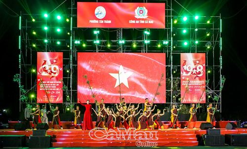 Tiết mục “Việt Nam kiêu hãnh”, sáng tác Đoàn Minh Quân, do Phương Thảo cùng nhóm bè và vũ đoàn biểu diễn.