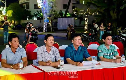 Đồng chí Trương Đăng Khoa, Uỷ viên Ban Thường vụ Tỉnh uỷ, Bí thư Đảng uỷ, Chủ tịch HĐND phường Tân Thành (bìa phải) theo dõi phúc khảo chương trình.