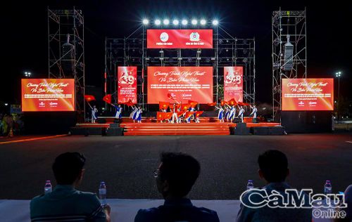 Ban tổ chức theo dõi, đánh giá tiết mục “Nam Bộ kháng chiến” tại buổi phúc khảo.