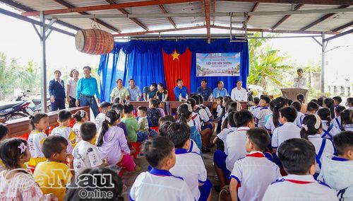 Hoạt động “Nâng bước em đến trường” được tổ chức tại điểm lẻ Nhà Ngoản, trường Tiểu học Tân Tiến.