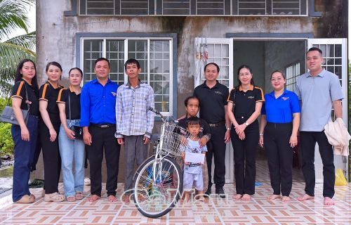 Đoàn trao xe đạp và phần quà hỗ trợ gia đình em Nguyễn Văn Huy, Ấp 4, xã Thới Bình.