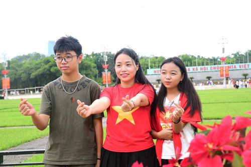 Các gia đình đưa con nhỏ đến tham quan, chụp ảnh và lưu giữ những khoảnh khắc đáng nhớ tại Quảng trường Ba Đình.