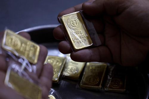 Vàng vẫn tăng hơn 10% tính từ đầu tháng 8 dù chịu sức ép trong phiên cuối tháng. Ảnh: Reuters.