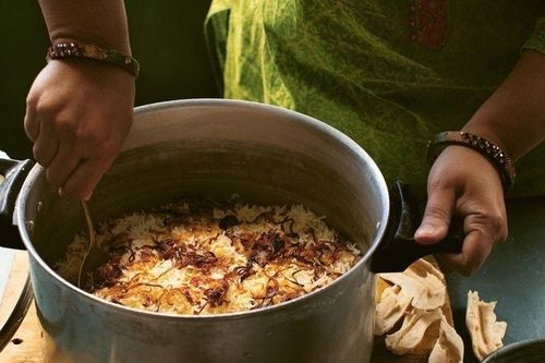 Những món ăn tại Ấn Độ thường bám bẩn ở đáy nồi. (Ảnh: Mint)