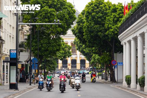 Khác với nhịp sống náo nhiệt thường ngày, Hà Nội trong những ngày nghỉ lễ dường như chậm lại. 