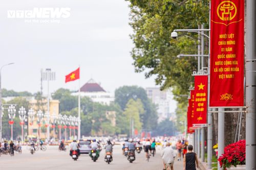 Dọc các tuyến đường trung tâm, cờ Tổ quốc tung bay cùng những khẩu hiệu chào mừng 81 năm Quốc khánh, tạo không khí tưng bừng trước thềm ngày lễ.