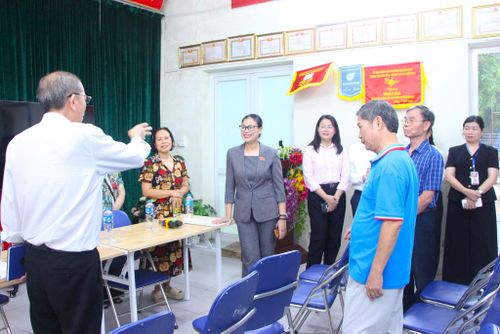 Đoàn giám sát khảo sát trực tiếp tại nhà sinh hoạt cộng đồng trên địa bàn phường Thanh Xuân. Ảnh: MH