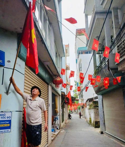 Người dân phường Đại Mỗ treo cờ Tổ quốc chào mừng Quốc khánh 2.9. Ảnh: Nguyễn Thủy
