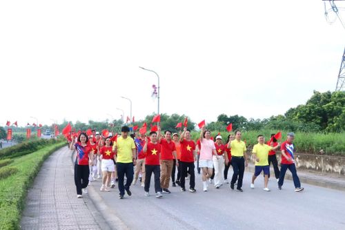 Cán bộ, công chức, viên chức và nhân dân xã Phù Đổng tích cực hưởng ứng chương trình “Cùng Việt Nam tiến bước 2026”. Ảnh: Nguyễn Thủy