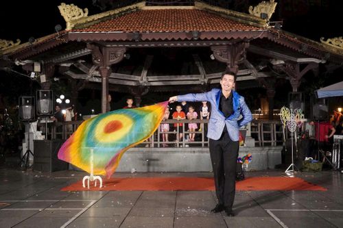 Các tiết mục ảo thuật và xiếc bóng thu hút khán giả.