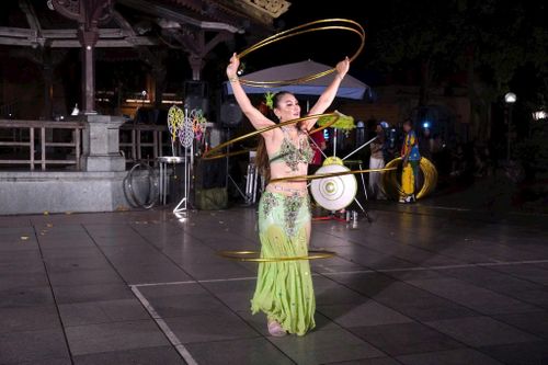 Tiết mục lắc vòng.