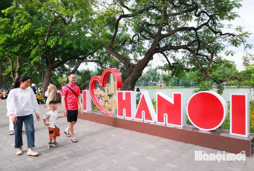 Bên hồ Hoàn Kiếm, những gia đình tay trong tay dạo bước giữa trời thu Hà Nội, tạo nên khung cảnh ngập tràn hạnh phúc giữa phố phường Thủ đô.