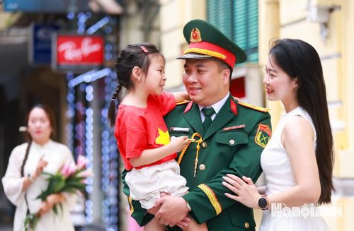 Gia đình Thiếu tá Nguyễn Tuấn Anh và chị Nguyễn Thị Thùy Dung cùng con gái đi từ Sơn Tây xuống phố đi bộ hồ Hoàn Kiếm để lưu giữ lại những khoảnh khắc hạnh phúc của gia đình trong dịp kỷ niệm 81 năm Quốc khánh của đất nước.