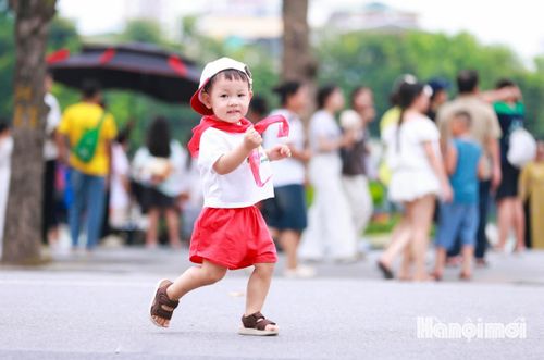 Những nụ cười hồn nhiên, trong veo của các em nhỏ giữa phố phường Thủ đô tạo nên khung cảnh ngập tràn hạnh phúc.