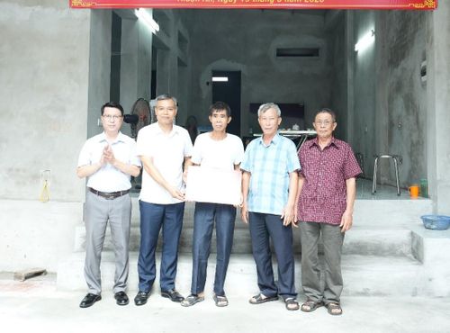 Ông Nguyễn Bá Hoán (giữa) nhận bàn giao nhà "Đại đoàn kết" đúng dịp Quốc khánh. Ảnh: Vân Thư