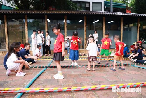 Điểm nhấn dịp Quốc khánh năm nay là những hoạt động trải nghiệm văn hóa, trò chơi dân gian được tổ chức tại khu vực sân chính Hồ Văn.